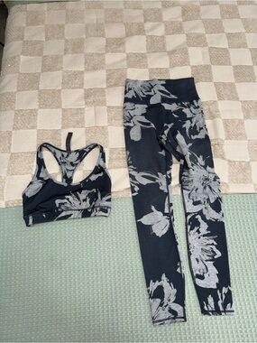 Vuori Dogwood Washed Flower Bella Yoga Bra and Clean Elevation Leggings Set XS